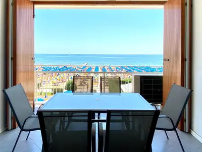 Vista generica sul mare o vista sul mare dall'interno dell'appartamento