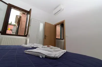 Letto o letti in una camera di Veneziacentopercento San Pietro Apartment