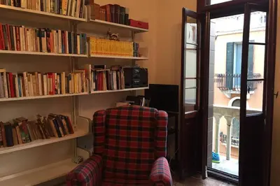 Biblioteca nell'appartamento