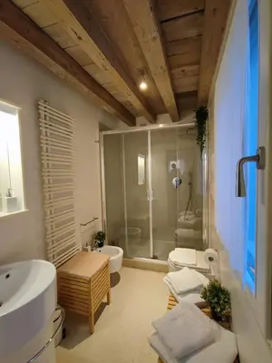 Bagno di Romantic Sky Apartment