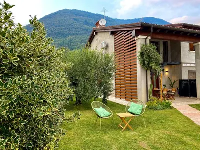 Vista generica sulle montagne o vista sulle montagne dall'interno dell'affittacamere