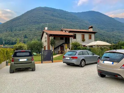 Vista generica sulle montagne o vista sulle montagne dall'interno dell'affittacamere