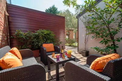 Area soggiorno di The WaterView Alcove