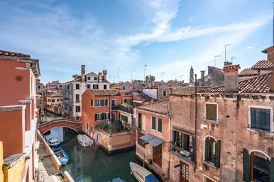 Vista generica su Venezia o vista sulla città dall'interno dell'appartamento