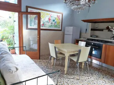 Cucina o angolo cottura di A PRIVATE TERRACE IN THE HEART OF VENICE