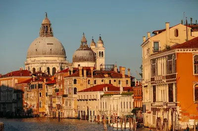 Vista generica su Venezia o vista sulla città dall'interno dell'appartamento