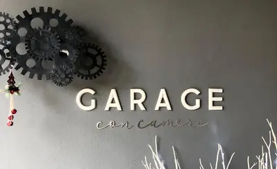 Certificato, attestato, insegna o altro documento esposto da Garage con camere