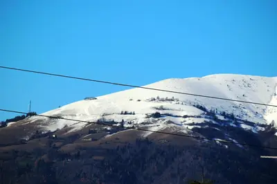 Vista generica sulle montagne o vista sulle montagne dall'interno dell'affittacamere