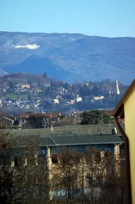 Vista generica sulle montagne o vista sulle montagne dall'interno dell'affittacamere