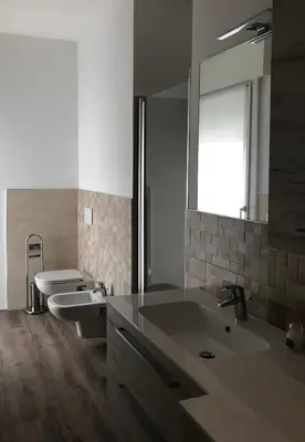 Bagno di Garage con camere