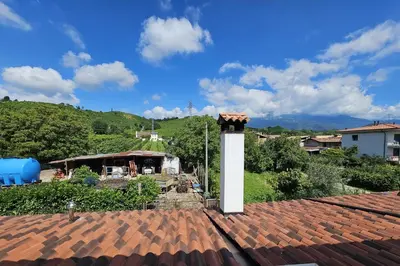 Vista generica sulle montagne o vista sulle montagne dall'interno dell'agriturismo