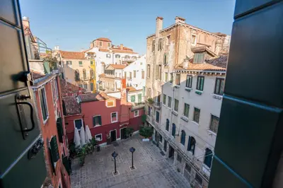Vista generica su Venezia o vista sulla città dall'interno dell'appartamento