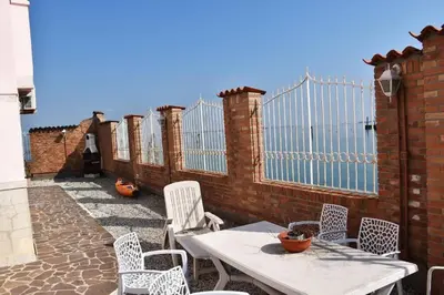 Vista generica sul mare o vista sul mare dall'interno dell'appartamento