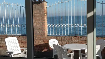 Vista generica sul mare o vista sul mare dall'interno dell'appartamento