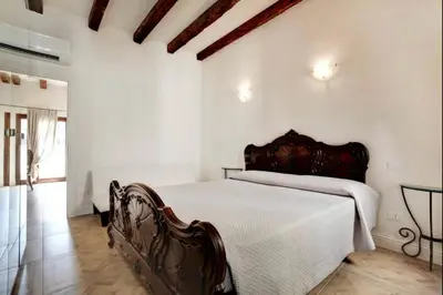 Letto o letti in una camera di Venice traditional home with terrace
