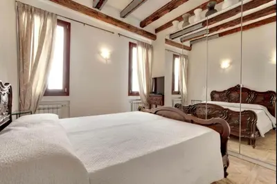 Letto o letti in una camera di Venice traditional home with terrace