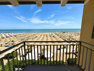 Vista generica sul mare o vista sul mare dall'interno dell'appartamento