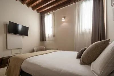 Letto o letti in una camera di Lion Palace - San Marco R&R
