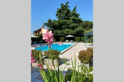 Piscina di Villa Stefania Asolo piscina e biliardo o nelle vicinanze