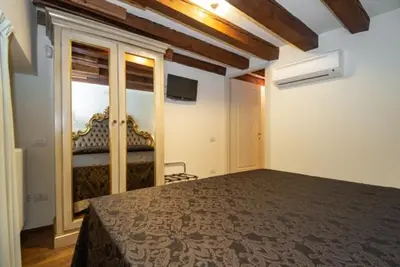 Letto o letti in una camera di LUXURY APARTMENT San Marco Experience