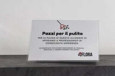 Certificato, attestato, insegna o altro documento esposto da Treviso to Venice - By Flora