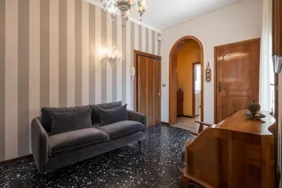 Area soggiorno di Ca’ Pesaro rooftop terrace apartment.