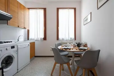 Cucina o angolo cottura di Ca’ Pesaro rooftop terrace apartment.