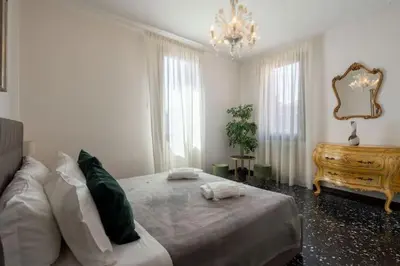 Letto o letti in una camera di Ca’ Pesaro rooftop terrace apartment.