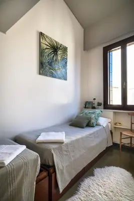 Letto o letti in una camera di MANSARDINA - 1 min from Accademia - duplex stylish and cosy