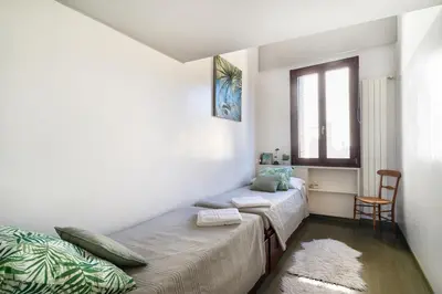 Letto o letti in una camera di MANSARDINA - 1 min from Accademia - duplex stylish and cosy