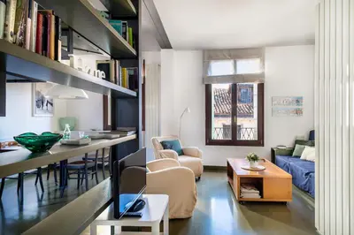 Area soggiorno di MANSARDINA - 1 min from Accademia - duplex stylish and cosy