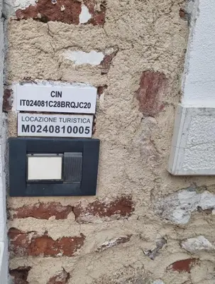 Certificato, attestato, insegna o altro documento esposto da Giulietta e Romeo
