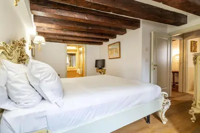 Letto o letti in una camera di Gondola Luxury - Campo Santi Filippo e Giacomo by Wonderful Italy