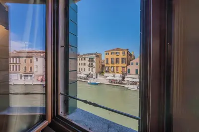 Vista generica su Venezia o vista sulla città dall'interno dell'appartamento
