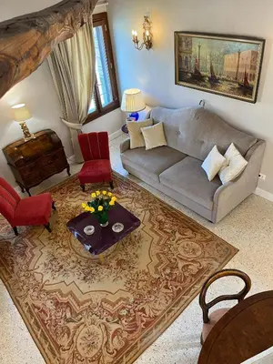 Area soggiorno di Casa Virginia direct at the canal Cannaregio with own roof terrace