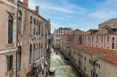 Vista generica su Venezia o vista sulla città dall'interno dell'appartamento