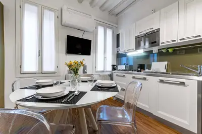 Cucina o angolo cottura di Ca' d'Oro Cozy Suite by Wonderful Italy