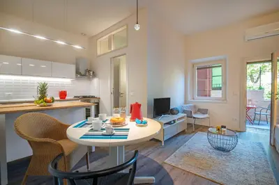 Cucina o angolo cottura di SNUG APARTMENT WITH PRIVATE COURTYARD M0270422677