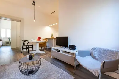 Area soggiorno di SNUG APARTMENT WITH PRIVATE COURTYARD M0270422677
