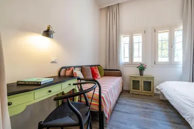 Letto o letti in una camera di SNUG APARTMENT WITH PRIVATE COURTYARD M0270422677