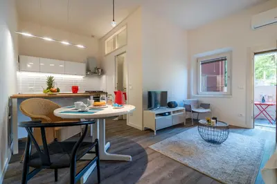 Cucina o angolo cottura di SNUG APARTMENT WITH PRIVATE COURTYARD M0270422677