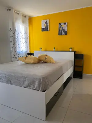 Letto o letti in una camera di LAGUNA BLU Camera SOLE con terrazza panoramica in comune