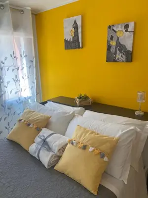 Letto o letti in una camera di LAGUNA BLU Camera SOLE con terrazza panoramica in comune