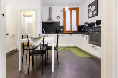 Cucina o angolo cottura di GuestHost - Castello Appartamento con vista sul Canale x6