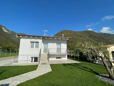 Vista generica sulle montagne o vista sulle montagne dall'interno dell'appartamento