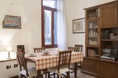 Biblioteca nell'appartamento