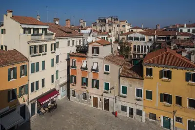 Vista generica su Venezia o vista sulla città dall'interno dell'appartamento