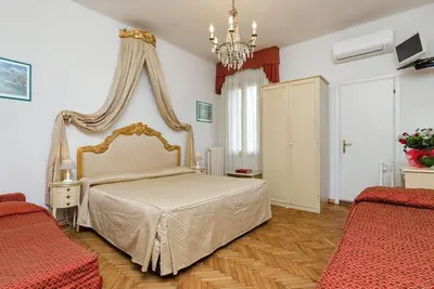 Letto o letti in una camera di Villa Albertina