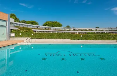 Piscina di Hotel Viest o nelle vicinanze