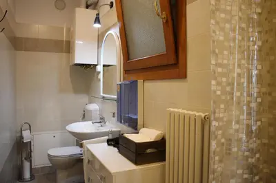 Bagno di Appartamento Balcone fiorito